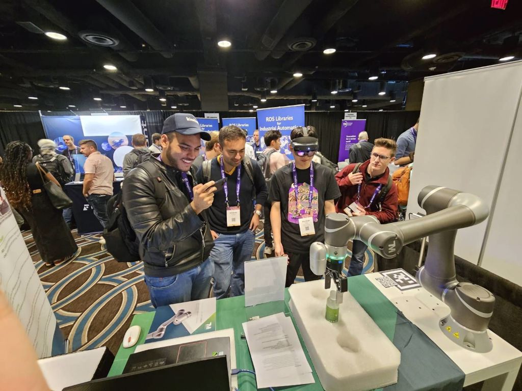 達明機器人混合實境(MR)機器人在美國紐奧良的自動化與機器人年會ROScon 2023展示，吸引參觀來賓好奇圍觀。

