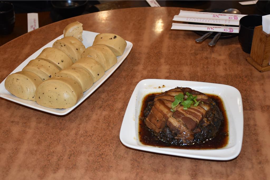 公館鄉棗莊餐廳以梅干扣肉一菜入選500盤美食大獎。（謝明俊攝）