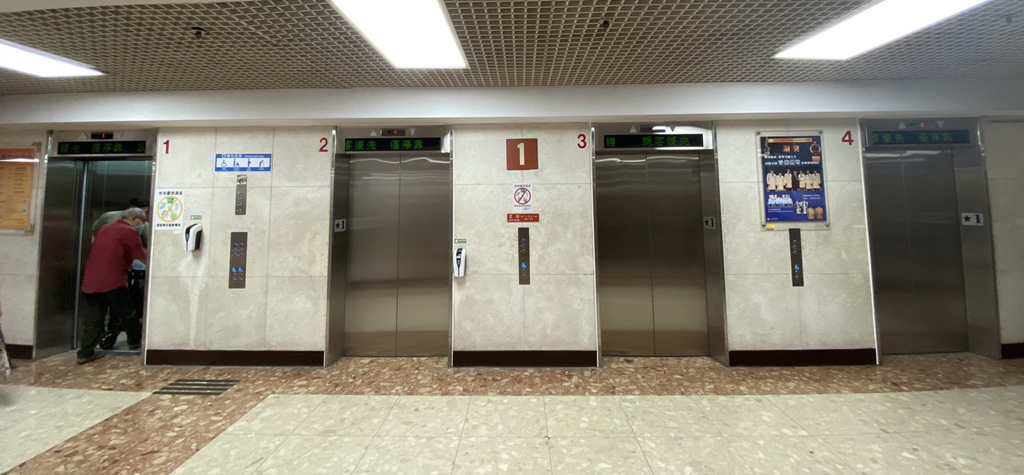 台北榮民總醫院所安裝的電梯配送系統，於電梯等候區自動偵測人流，並搭載物流網IOT數據化應用與機器人運輸(AGV)智能連線介面預留，將電梯系統智能最大化。圖／日立永大電梯提供