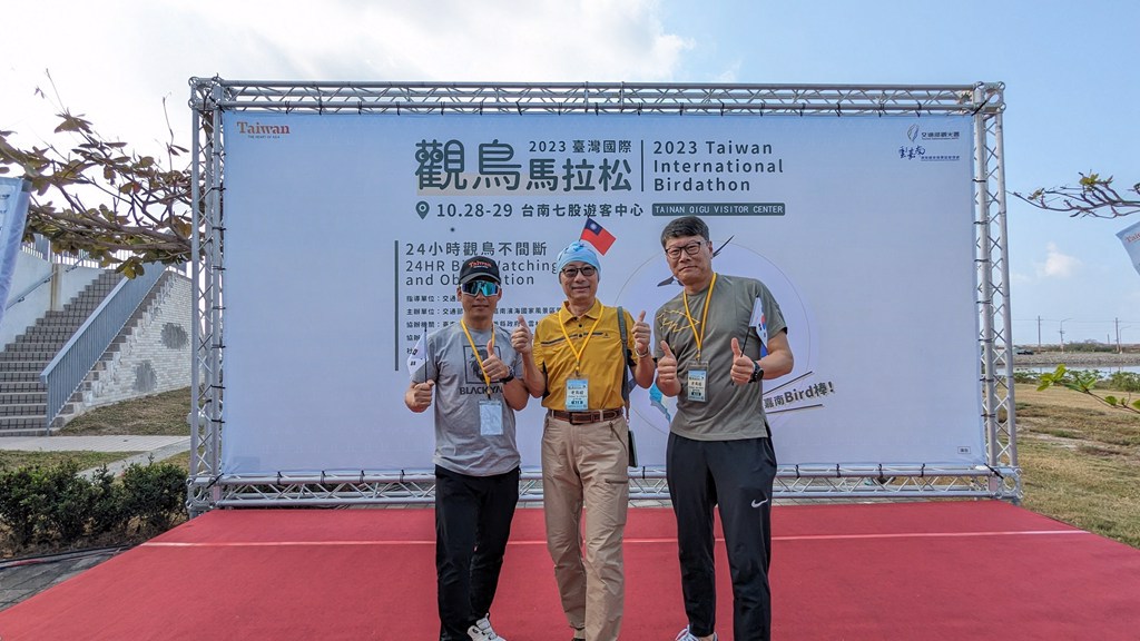 歐都納特邀韓國登山家金未坤(左一)與大韓山岳聯盟財務理事Kang先生(右一)參與觀鳥馬拉松。圖/業者提供