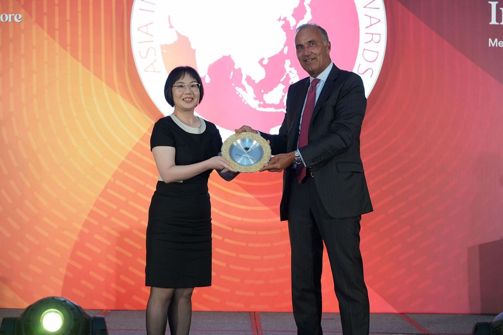 第27屆「亞洲保險業獎（Asia Insurance Industry Awards；AIIA）」國泰人壽獲頒「最佳壽險公司」大獎，協理林佳穎（左）受邀出席領獎。圖：國泰人壽提供