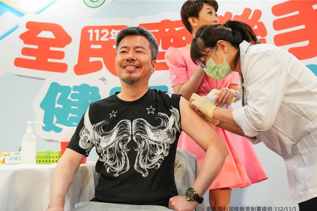 防疫大使黃國倫今代表50歲以上族群，帶頭施打流感疫苗。（疾管署提供／林周義台北傳真）