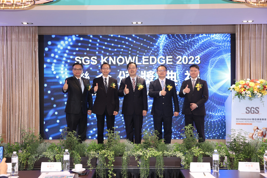  (右三)SGS邱志宏總裁(右四)SGS鮑柏宇副總經理與知識管理事業群營運主管合影 。圖／SGS提供