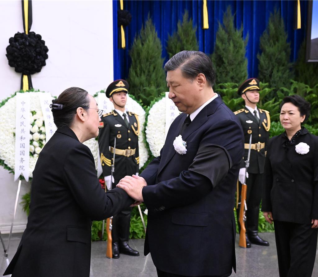 前大陸國務院總理李克強2日上午在北京火化，包含大陸國家主席習近平等人到八寶山革命公墓送別，並與親屬握手致意慰問。（新華社）