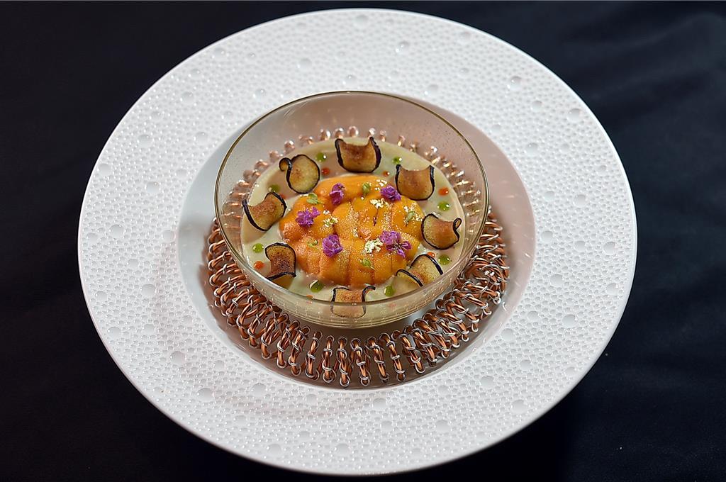 〈侯布雄法式餐廳〉的餐具器皿向來好看，主廚做的菜餚與之搭配更好看。圖／姚舜