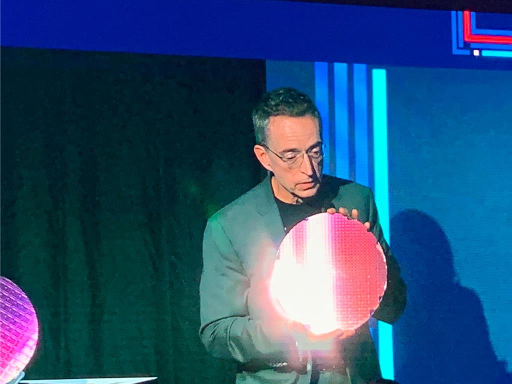 英特爾執行長季辛格展示Intel3晶圓片。圖／張珈睿