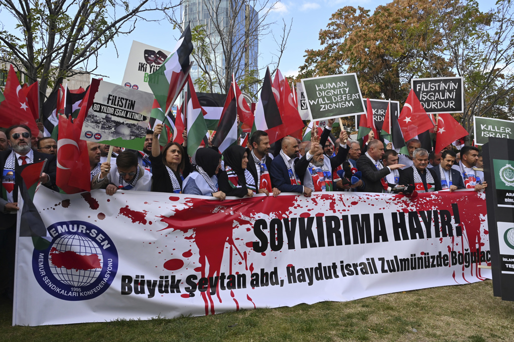 土耳其民眾6日聚集在美國大使館外，高舉「拒絕大屠殺」標語，抗議華府支持以色列的軍事行動。圖／美聯社