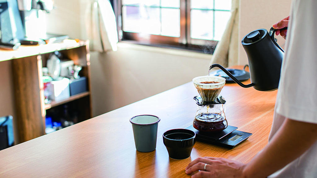 粕谷哲為首位贏得世界咖啡沖煮大賽冠軍的亞洲人，其獨特的「4:6法」獲得全球專業人士與咖啡愛好者的支持。圖／方舟文化 