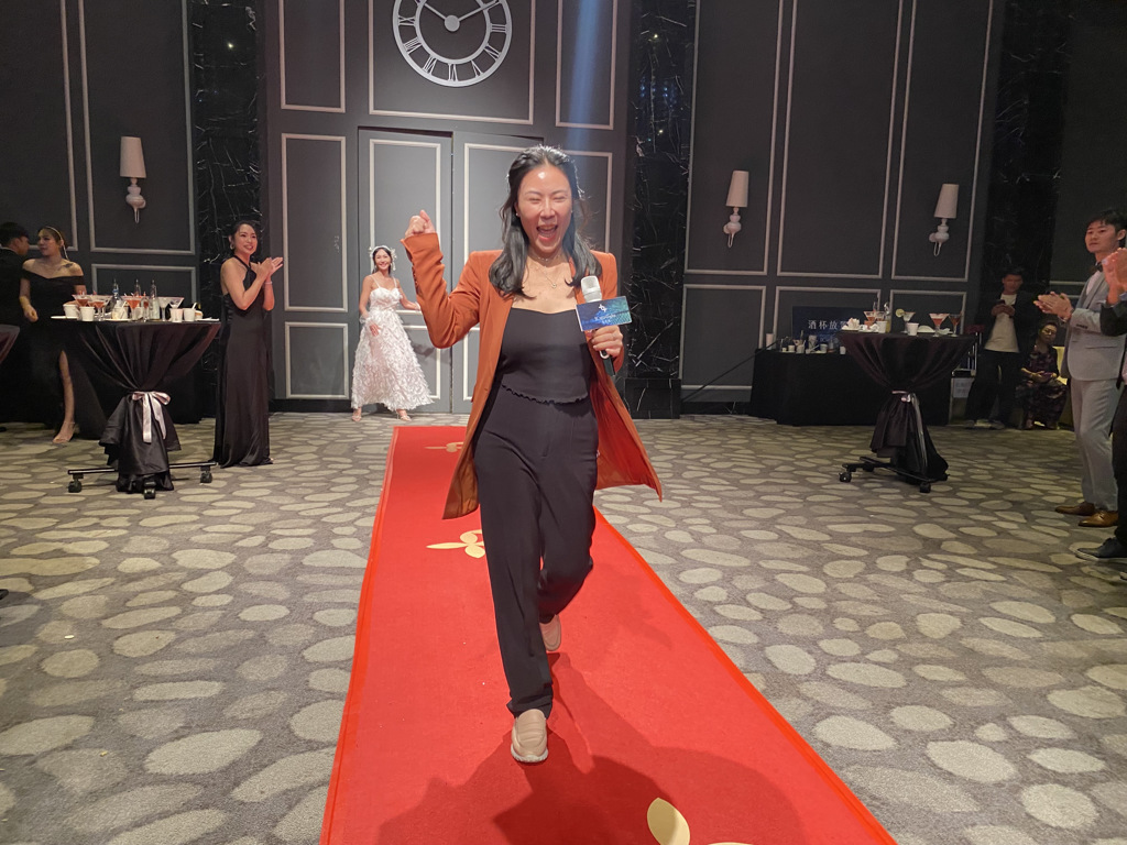 凍齡女神愛紗的保養新寵 全新代言JCspotlight 聚光燈 3 聚光燈創辦人蔡格帶領百位品牌代理舉辦bachata舞會。圖/JCspotlight聚光燈提供