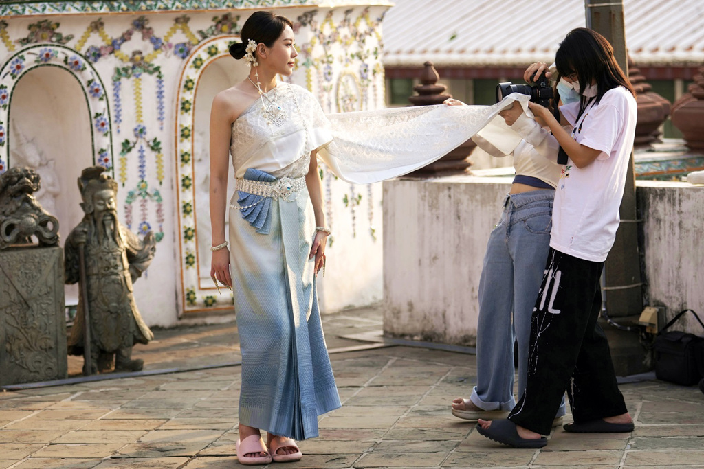 圖為中國遊客租借泰國傳統服飾拍照。圖／美聯社