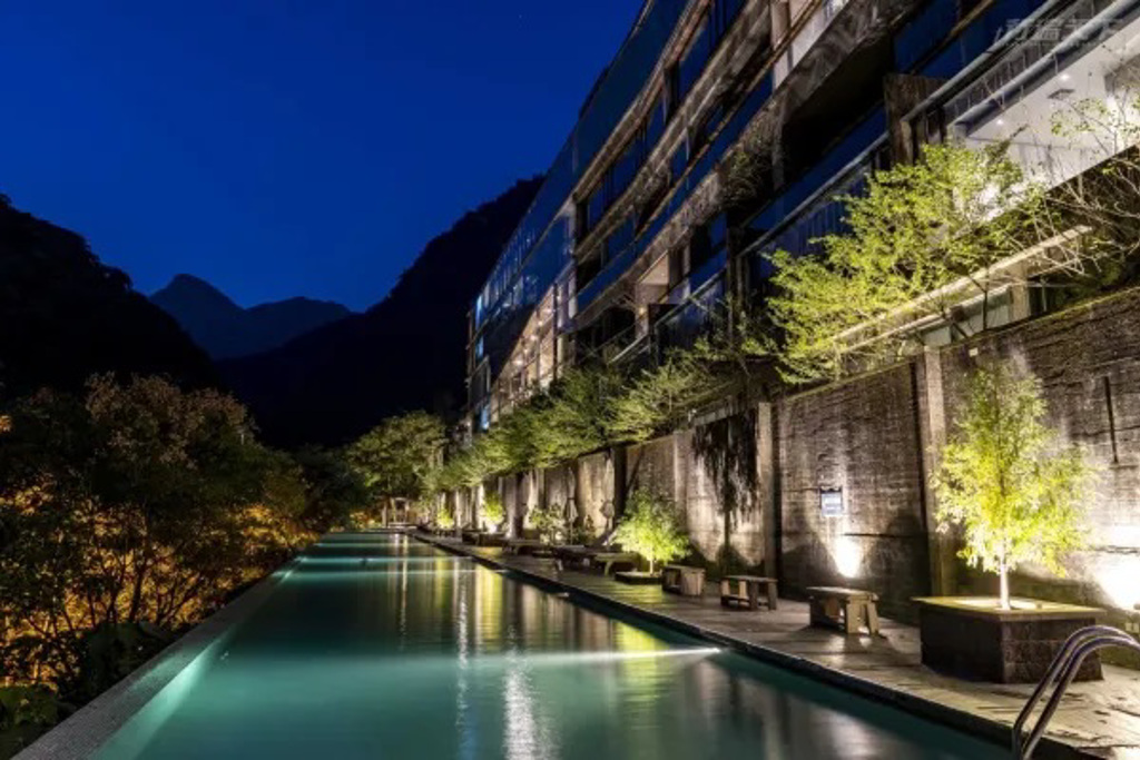 夜晚的鏡面泳池更加夢幻,從泳池可遠眺虎山美景。圖/亞瑟王攝