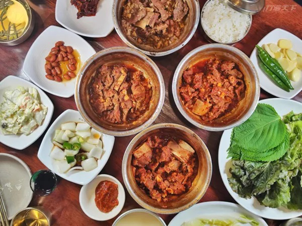 東仁洞的燉排骨,先吃排骨原味,再入鍋炒飯一起享用,層次豐富。圖/溫士凱攝