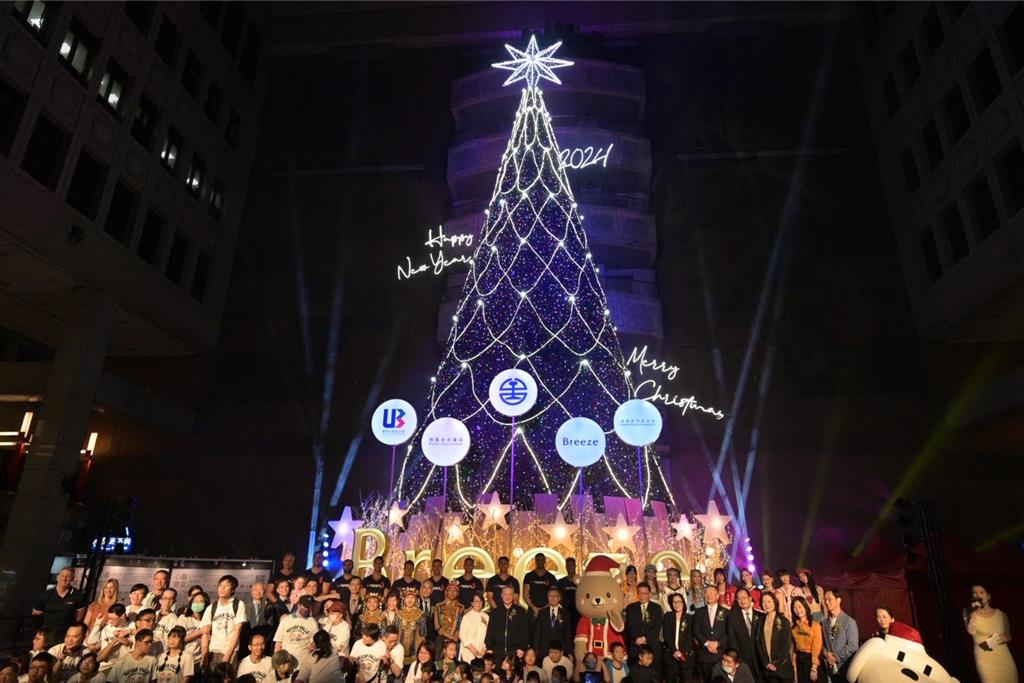 全台最高室內聖誕樹，「星願無限」點燈傳愛，聯邦銀行攜手微風慈善基金會，助弱勢孩童完成心願。 圖／聯邦銀行提供
