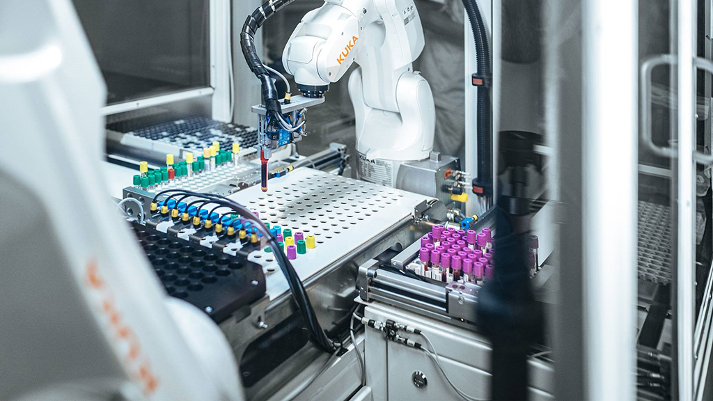 KUKA機器人適用各種醫療技術應用；有了KUKA機械手臂的自動化分檢協助，使醫療院所的員工在日常工作中有更多時間從事更有價值的工作。圖／庫卡提供