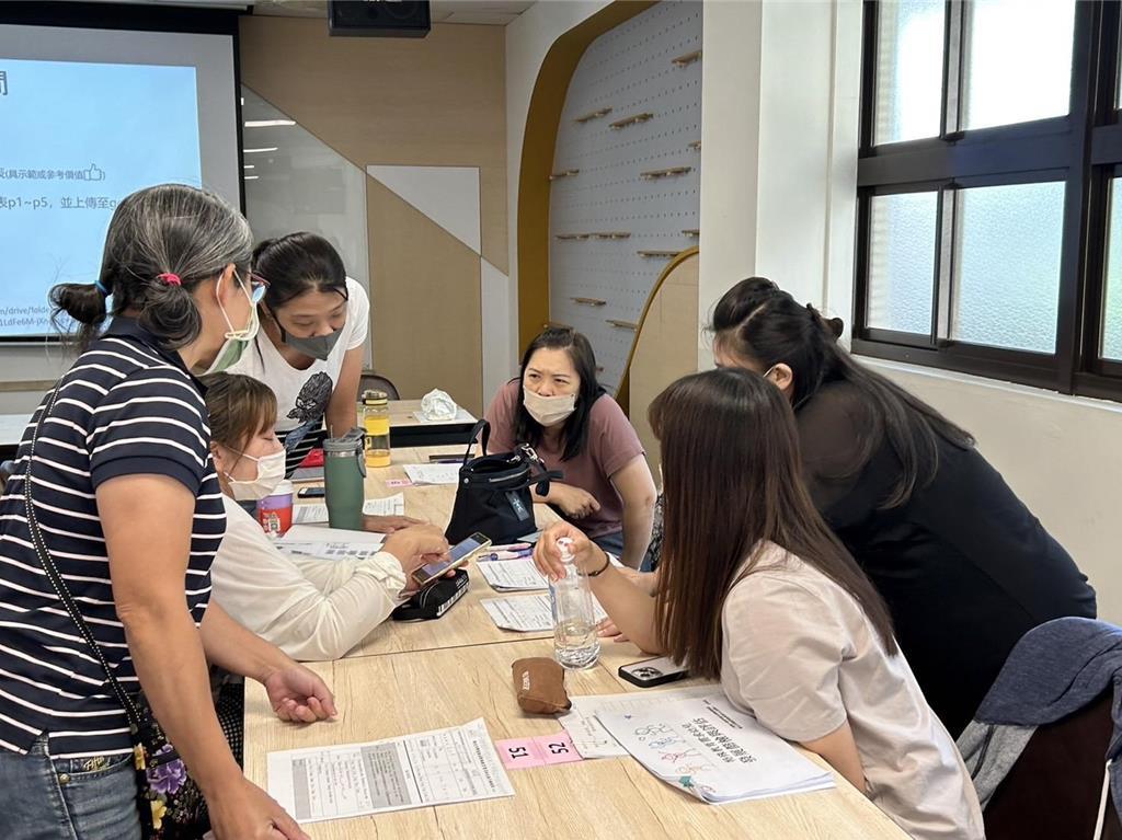 鼓勵私立教保服務人員進修,新北市教育局歷年皆補助取得初階及進階課程證明的教保服務人員,每學期補助金額2000元及3000元;今年7月起擴大加碼補助,提高每學期補助金額為3000元及5000元。圖為學員針對特教主題進行小組討論。(新北市教育局提供)