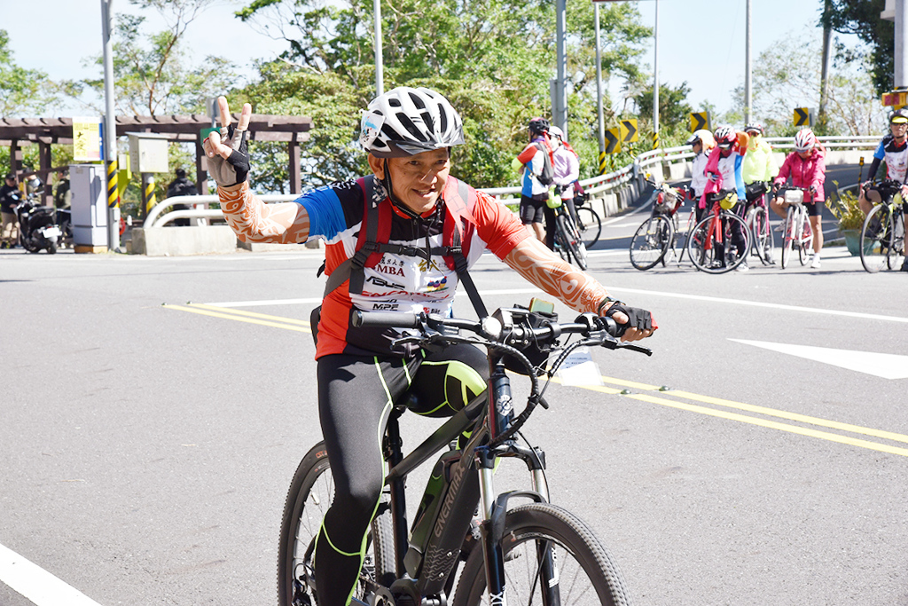 來自馬來西亞的不倒騎士鄧子倫，騎乘安耐美電動輔助自行車。圖/保銳科技提供