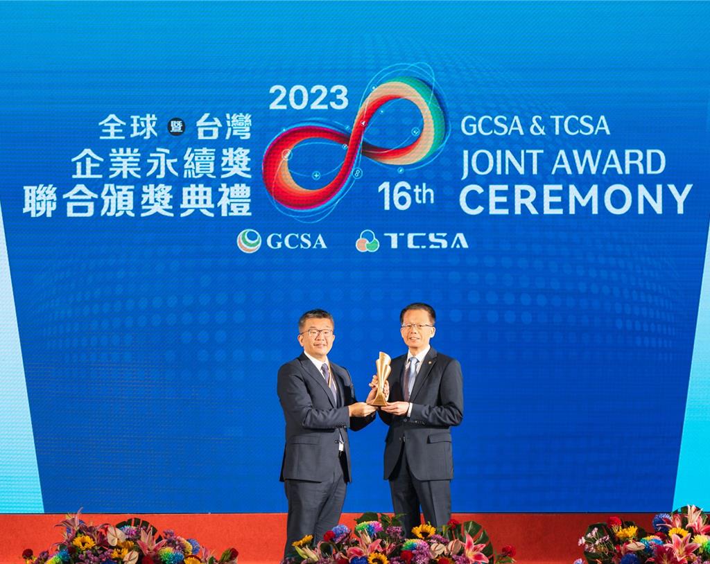 長榮航空今(15)日於「2023第六屆全球企業永續獎(GCSA)」及「2023第十六屆台灣企業永續獎(TCSA)」頒獎典禮中，首次勇奪GCSA《永續報告書獎–銀獎》；且連續九年獲得《台灣企業永續獎》TCSA肯定，今年獲得《企業永續綜合績效類–台灣百大永續典範企業獎》、《企業永續報告類–運輸業白金獎》，以及永續單項績效之《創新成長領袖獎》、《永續供應鏈領袖獎》、《氣候領袖獎》及《創意溝通領袖獎》；兩個獎項共獲得七項榮耀，由立法院蔡其昌副院長(左)頒獎予長榮航空孫嘉明總經理(右)。圖／長榮航空提供