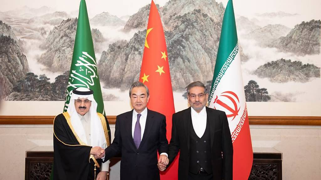 沙烏地阿拉伯和伊朗兩國官員今年3月於北京握手言和，兩個敵對的區域大國啟動外交關係正常化，讓世人看到中東和平前景。圖／中新社