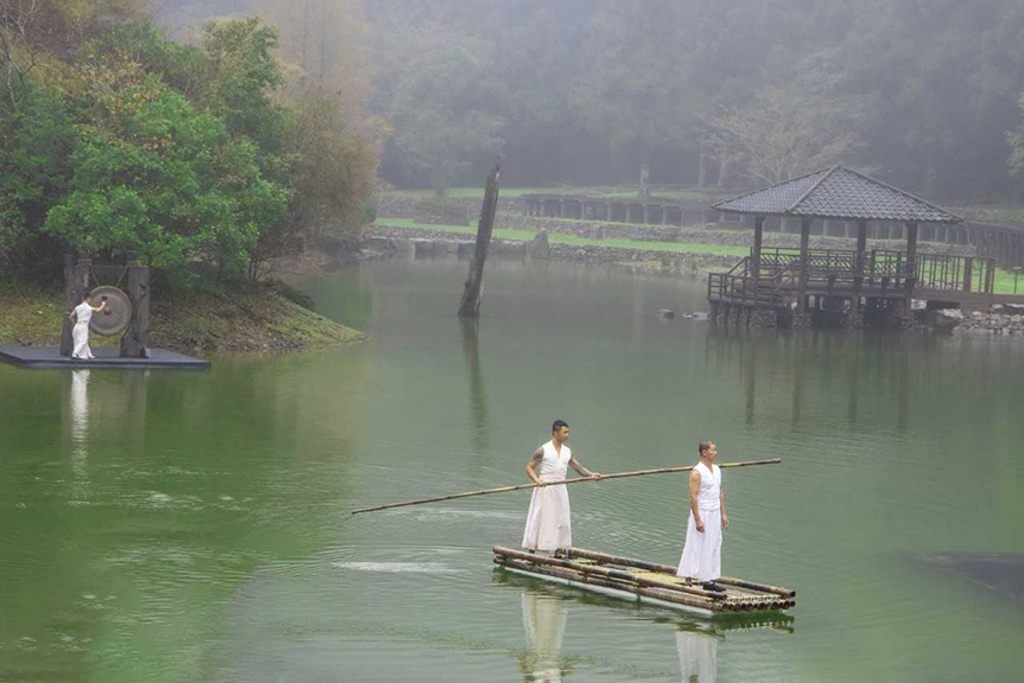 優人神鼓表演者一身素衣，在雲霧繚繞宛如仙境的明池湖。圖／力麗觀光提供