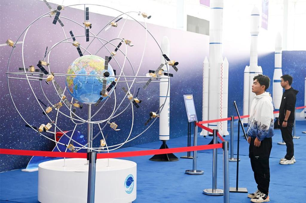 北斗衛星系統正式加入ICAO標準，今後可全球民航通用。圖為北斗衛星導航系統組網模型。（中新社）