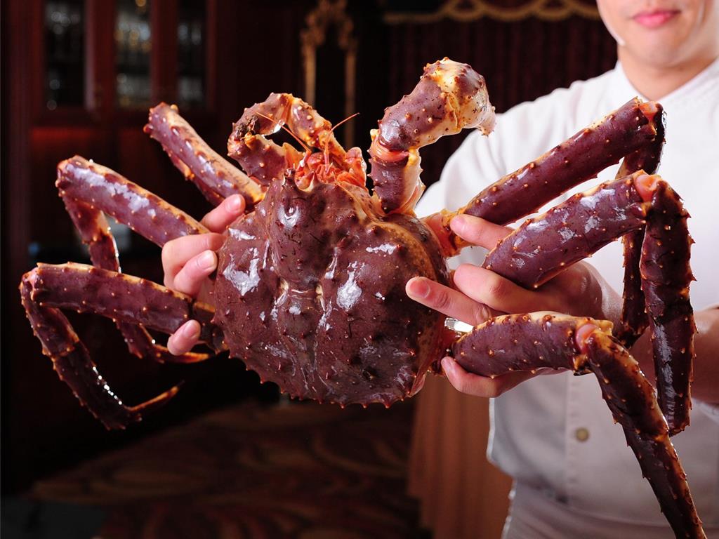 「潮品集‧潮坊」特選鄂霍次克海域的巨無霸活蟹入料，要讓食客們體驗帝王般的頂級味蕾享受。圖／潮品集‧潮坊提供