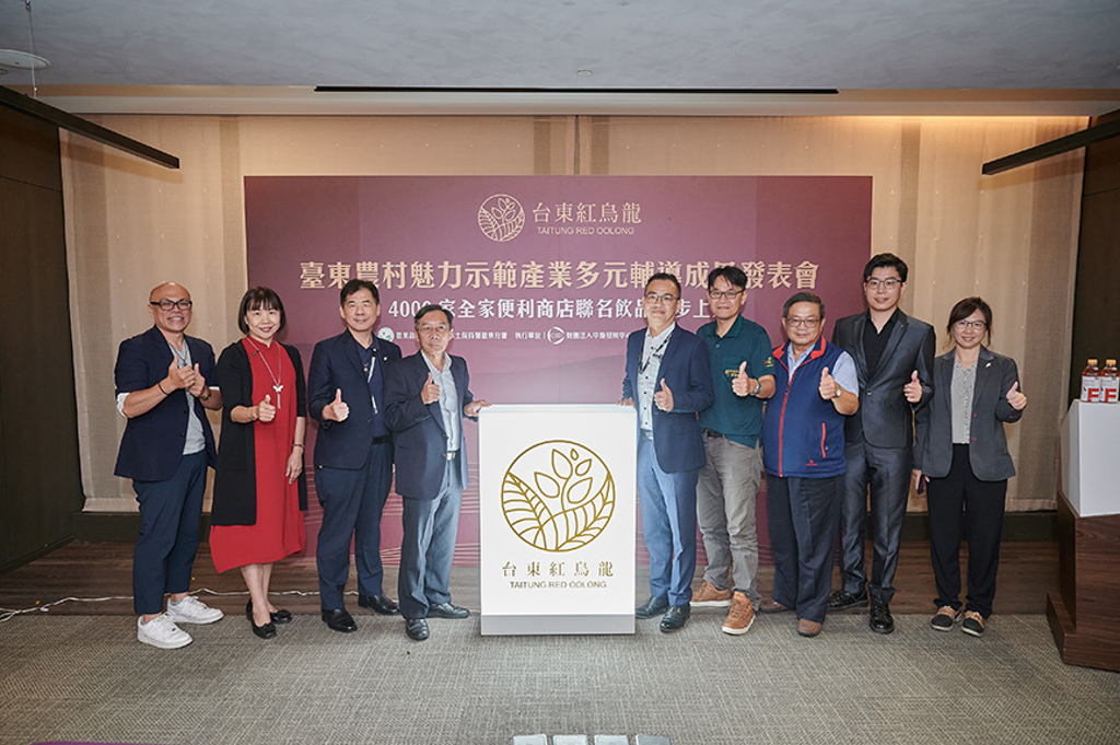工商時報報導臺東紅烏龍與全家便利商店合作合照