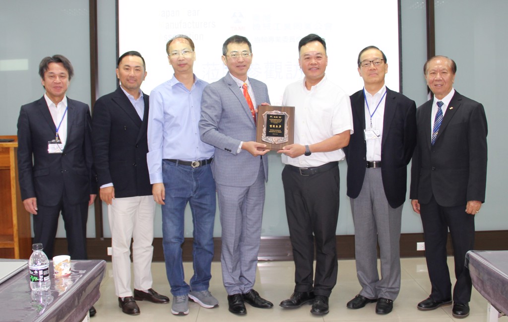齒輪製造委員會徐玉筠會長（左四）贈獎牌給睦茗精密齒輪創辦人兼總經理吳忠義（右三）。