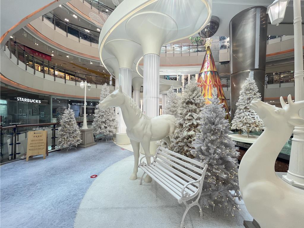 大江購物今年以「聖誕耀快樂」為主題，規劃一座白色系、浪漫優雅的夢幻雪之城。圖／大江購物中心提供