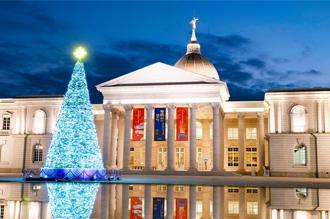 奇美博物館耶誕樹亮相 復古DISCO風吸引人潮搶拍