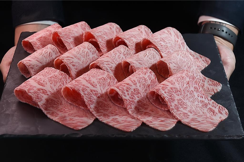 〈食令．SHABU〉大直店主攻日本三大和牛之一的「近江牛」，圖為油花豐富並兼享脂香與鮮味的臀蓋肉。圖／姚舜