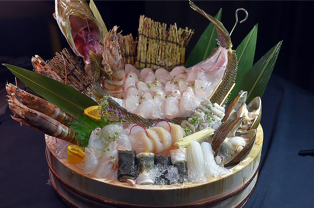 〈食令．SHABU〉大直店的鮮活海鮮選擇多樣，圖中海鮮盆有比目魚、大明蝦、北寄貝、花枝、比目魚鮨邊肉串、生食級大干貝等。圖／姚舜