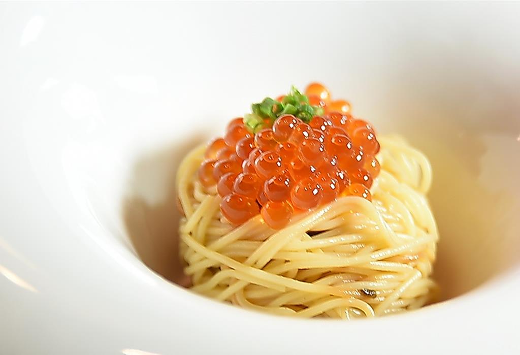 〈鮭魚卵冷麵〉是以義大利天使細麵搭配鮭魚卵，並以海膽醬提味。圖／姚舜