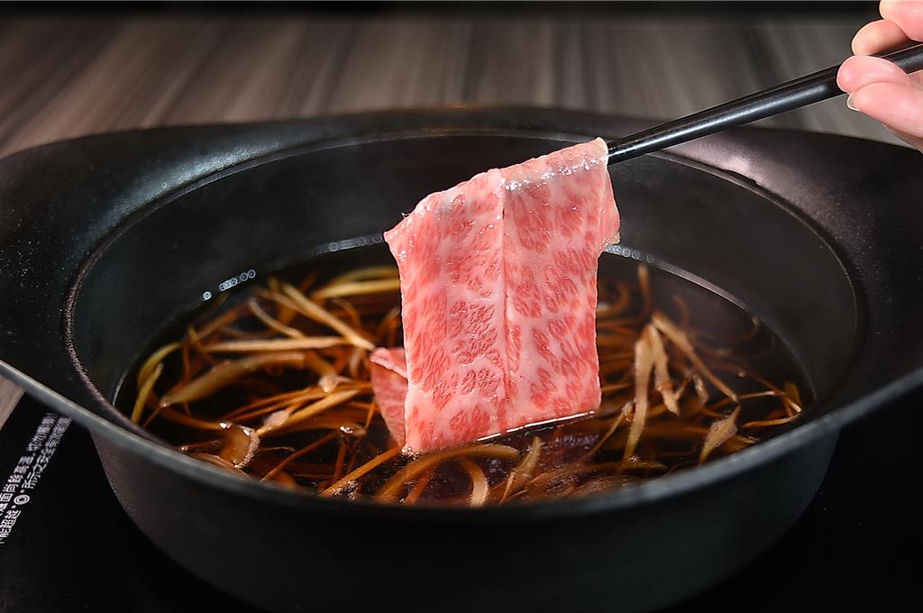 在〈食令．SHABU〉大直店亦可點〈近江牛壽喜燒〉，享受頂級和牛風味。圖／姚舜