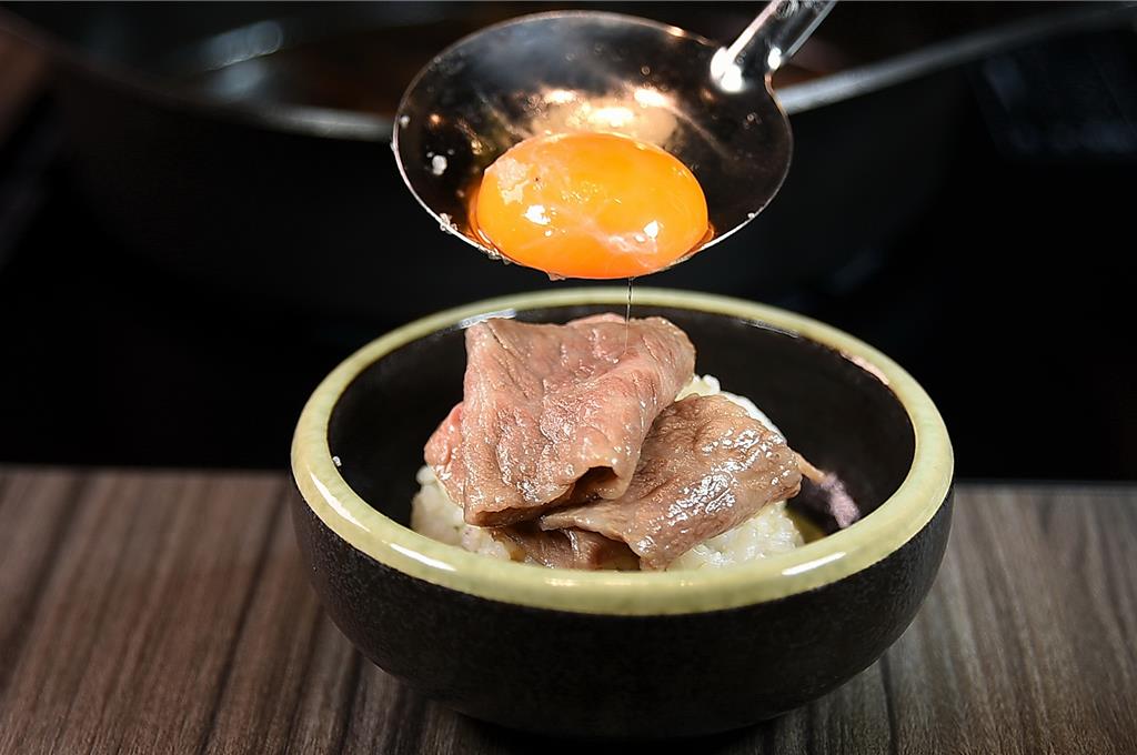 〈近江牛壽司燒〉的牛肉煮熟後舖在白飯上，再以蛋黃搭配，是絕妙享受。圖／姚舜