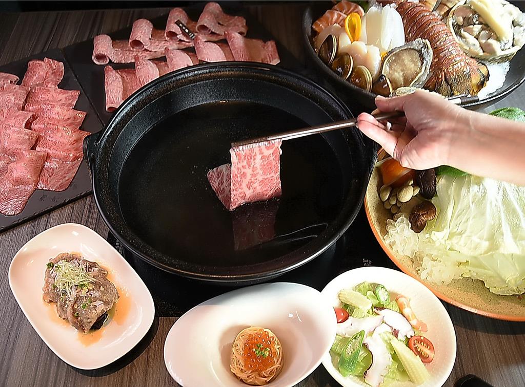 〈食令．SHABU〉標榜火鍋與壽喜燒的食材涮料，都以「原食」呈現。圖／姚舜