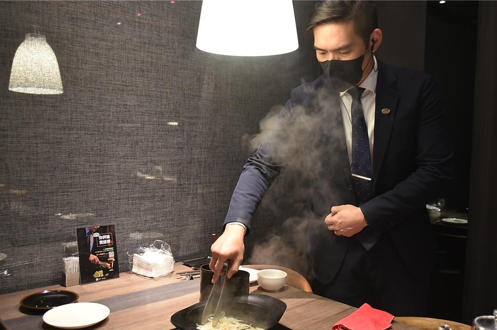 〈食令.SHABU〉吃火鍋,有專人代煮代涮。圖/姚舜