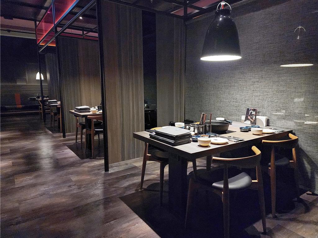 〈食令．SHABU〉大直店刻意 將桌距拉得較開，客人可在寛敞舒適空間嗑火鍋。圖／姚舜