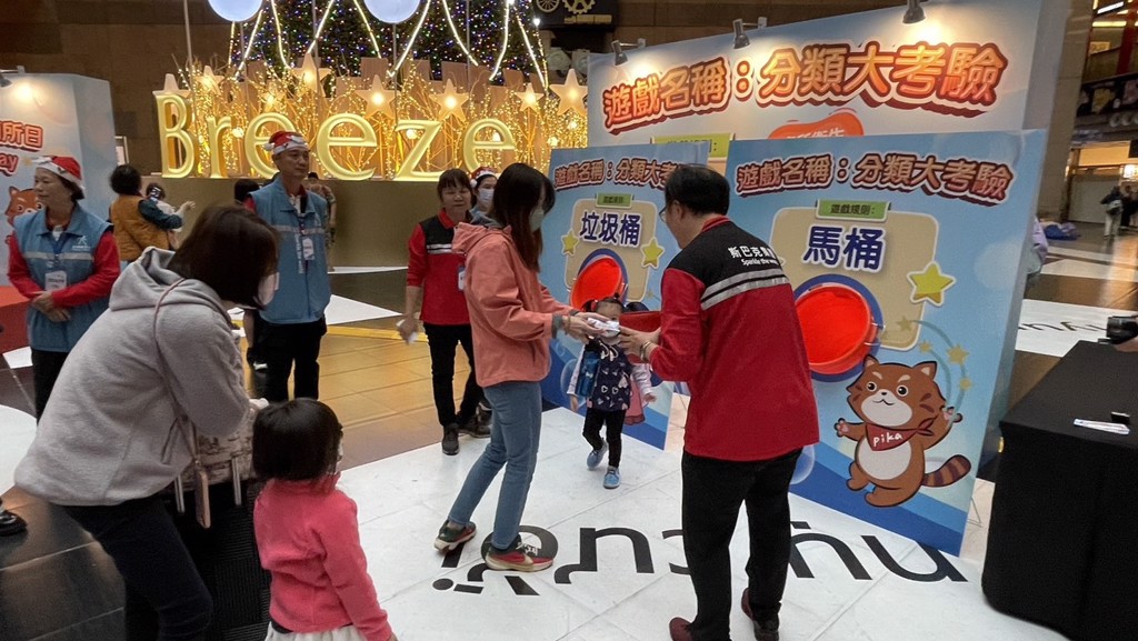 斯巴克集團活動中以寓教於樂的方式推廣垃圾分類等觀念。圖/李翊榛