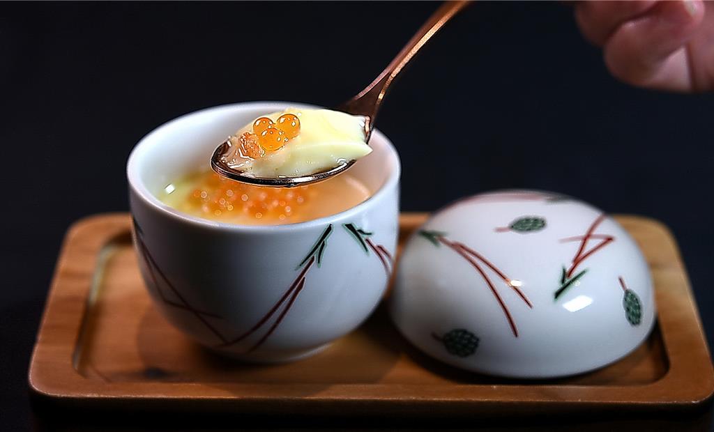 〈鮭魚卵蒸蛋〉以鮭魚卵為傳統日式蒸蛋增加風味與口感。圖／姚舜