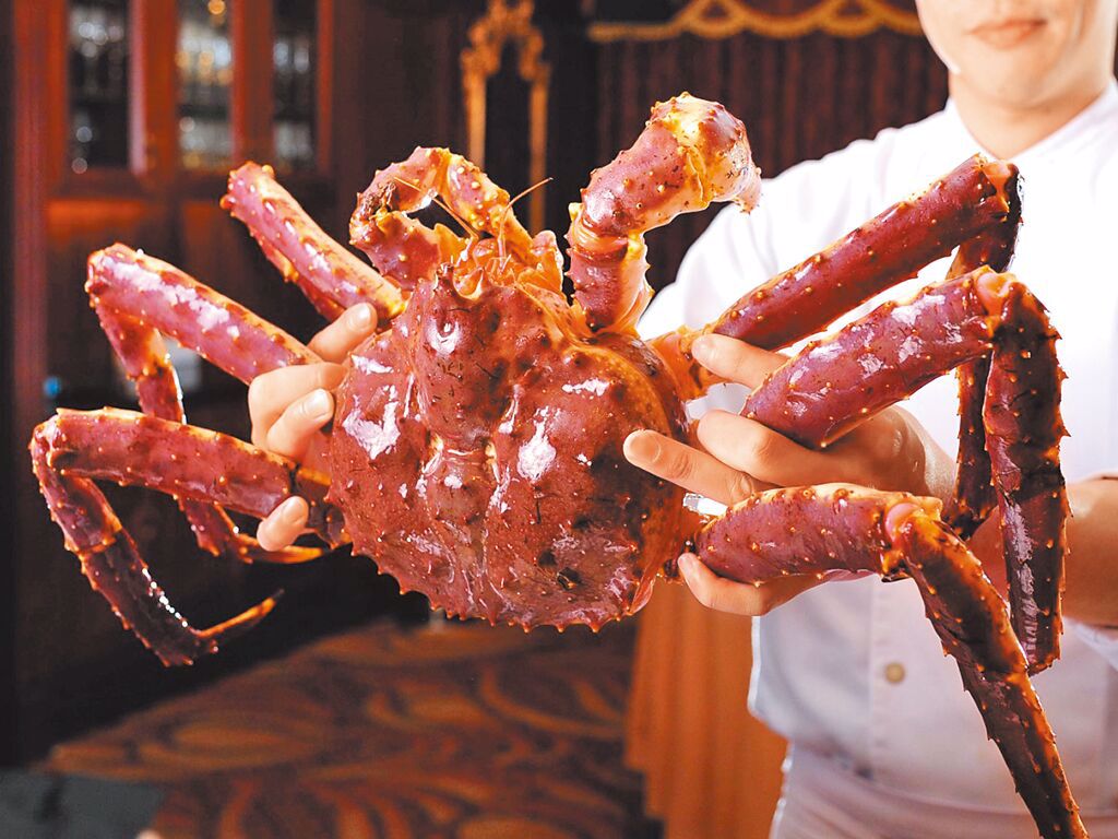 「潮品集‧潮坊」特選2.2及3公斤、來自鄂霍次克海域的巨無霸活蟹入料，要讓食客們體驗帝王般的味蕾享受。圖／潮品集‧潮坊提供