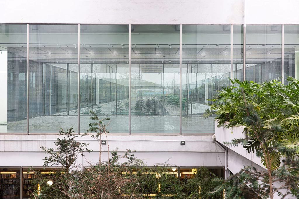 王衛，《鏡子》，2023，馬賽克磁磚，1600×400×30公分。圖／由藝術家及臺北市立美術館提供