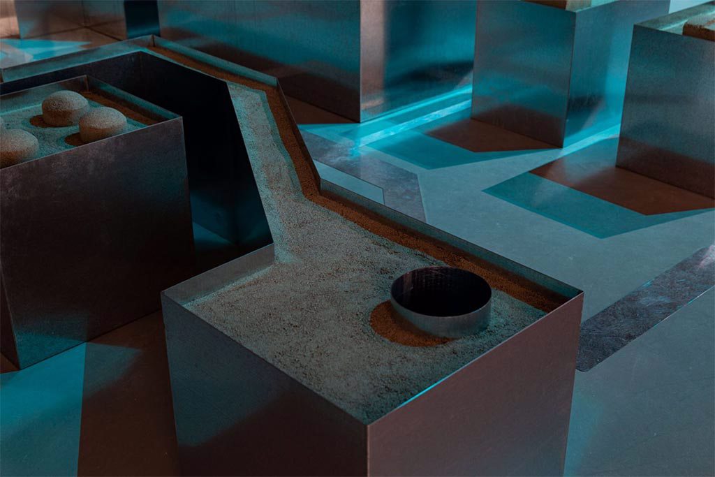 唐納天，《漫遊微觀宇宙》，2023，複合媒材裝置：工事用砂、鍍鋅鋼板、顏料染色的水，尺寸依場地而定。圖／由藝術家及臺北市立美術館提供