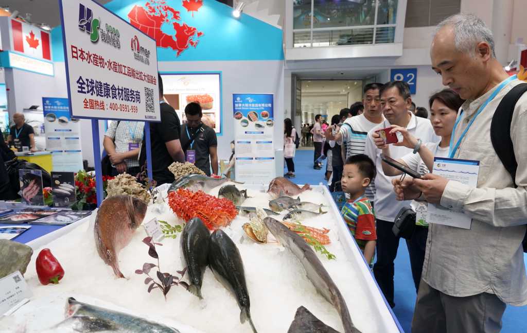 中國同意舉行專家級會談，解決中國對日本海產品的禁令問題一事。圖／美聯社