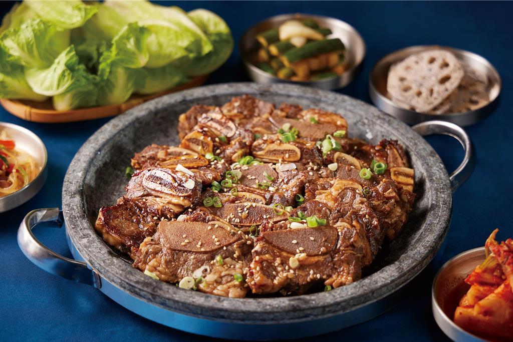〈韓式帶骨牛小排〉是以美牛的帶骨牛小排在鐵板上煎熟。圖／台北喜來登提供