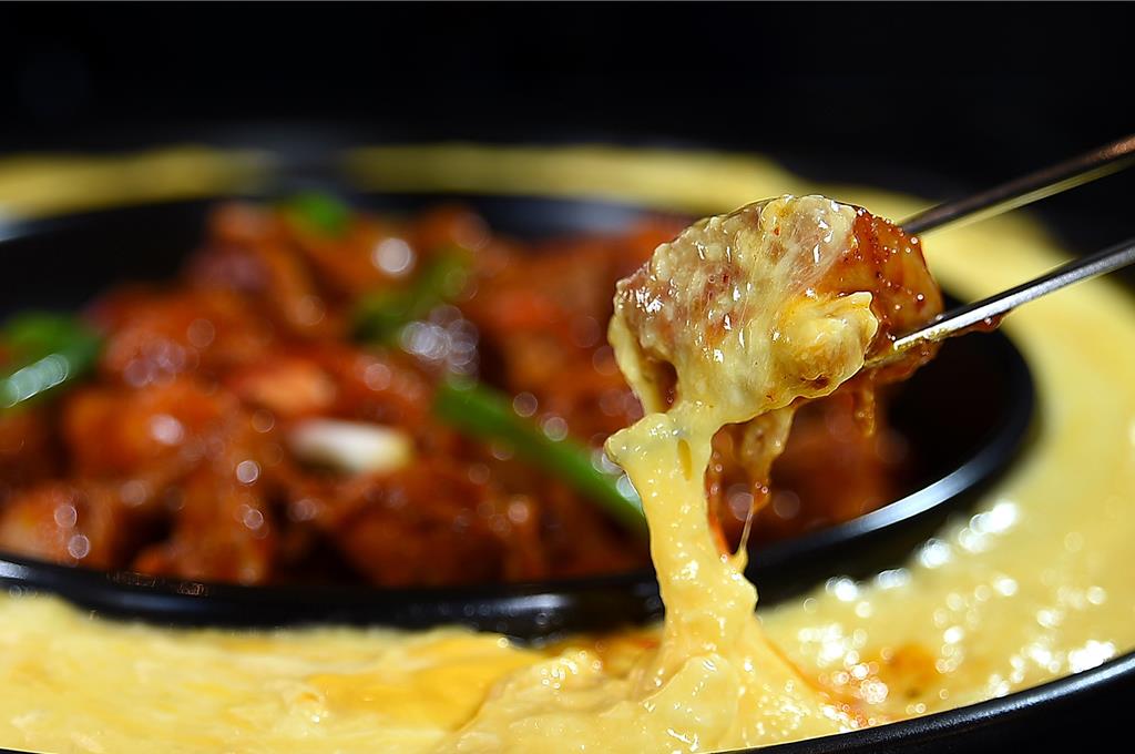 〈春川辣炒雞〉是韓劇中常見的經典料理，雞肉和辣椒醬、醬油、大蒜、生薑在鐵板上炒好後，再搭配熱融起司一起入口。圖／姚舜