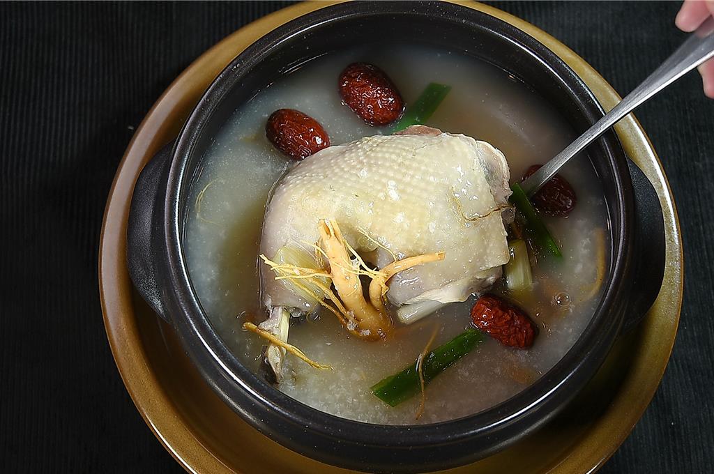 〈人參雞粥〉是選兩種韓國人參、人參酒、紅棗、蒜頭、雞腿肉與白米一同熬煮。圖／姚舜