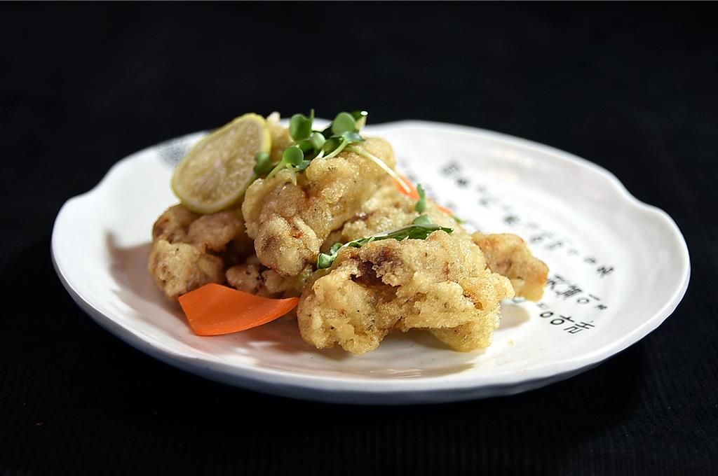 〈韓式糖醋肉〉做法最早源於中華料理,現今成為搭配〈韓式炸醬麵〉最佳組合。圖/姚舜