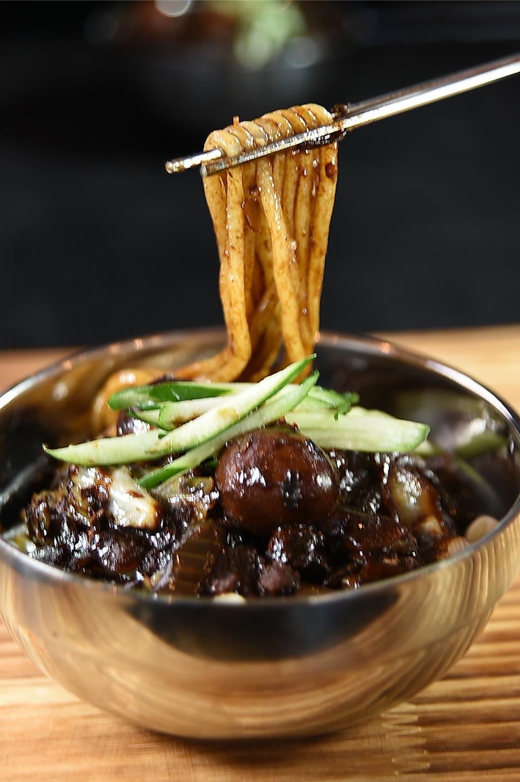 台北喜來登〈十二廚〉推出「韓國美食節」，餐廳上有黑色〈韓式炸醬麵〉。圖／姚舜