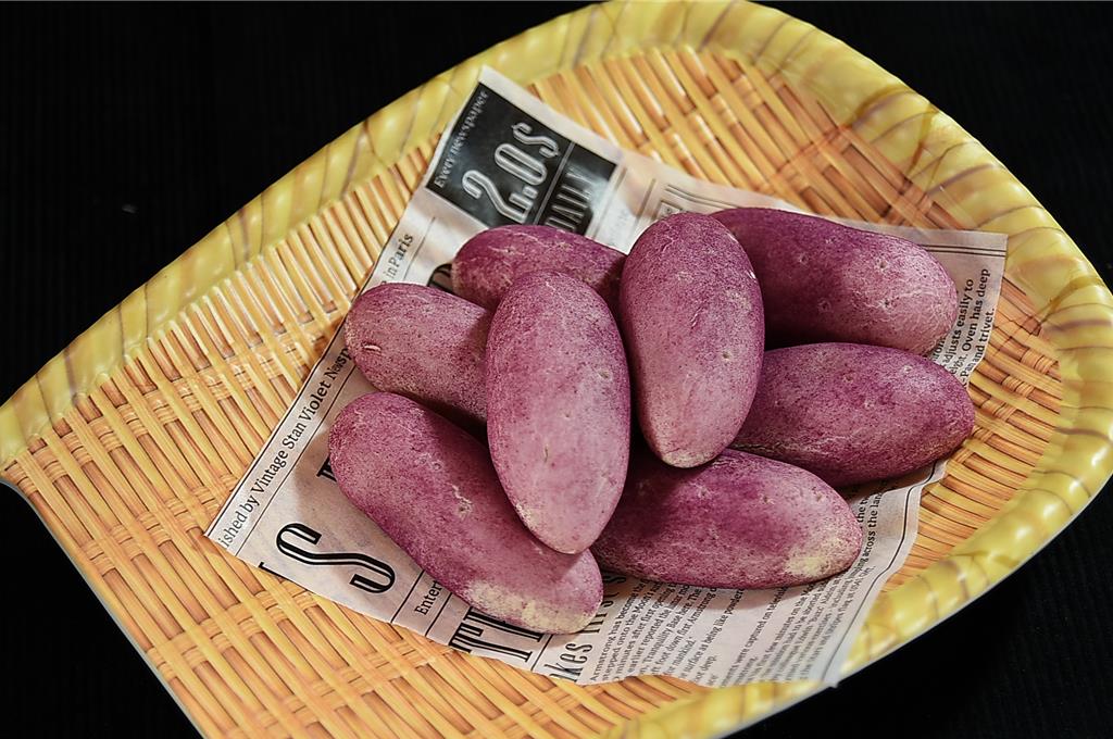 〈紫薯地瓜麵包〉的造型以紫薯，內餡是地瓜。圖／姚舜