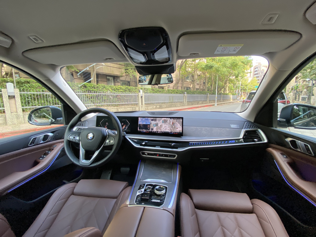 車內以12.3吋數位儀表及14.9吋懸浮式曲面螢幕帶出駕控氣息。圖中還可見水晶中控套件及環艙氣氛燈。 圖/于模珉